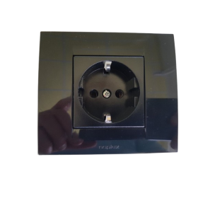 Priključnica dvopolna 2P+E 16A 250V sa plastičnom jezgrom crna 842113C.2 Priključnica dvopolna 2P+E 16A 250V sa plastičnom jezgrom crna 842113C.2